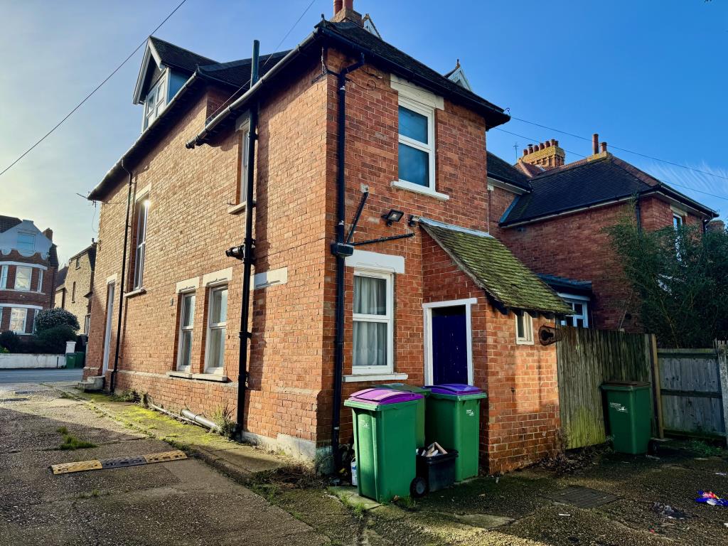 Lot: 129 - FREEHOLD ARRANGED AS TWO DWELLINGS WITH PARKING - Rear of property